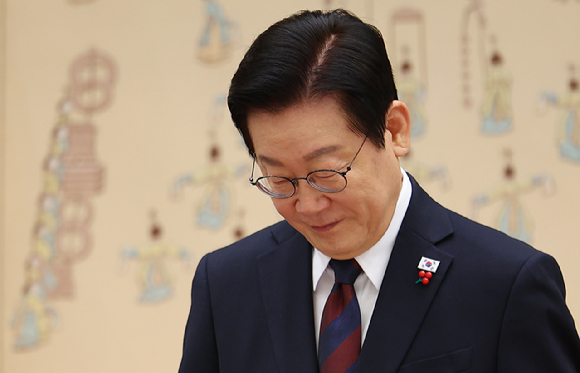 이재명 대통령이 11일 용산 대통령실에서 열린 주한대사 신임장 제정식을 마친 뒤 퇴장하고 있다. 2025.12.11 [사진=연합뉴스]