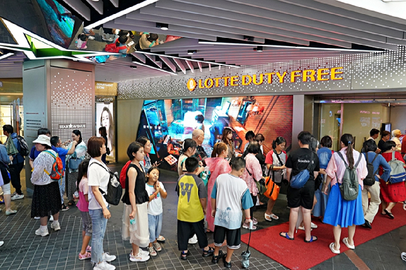 롯데면세점 명동본점에 중국 여객선 단체 관광객 150여명이 방문해 쇼핑을 즐기고 있는 모습. [사진=롯데免]