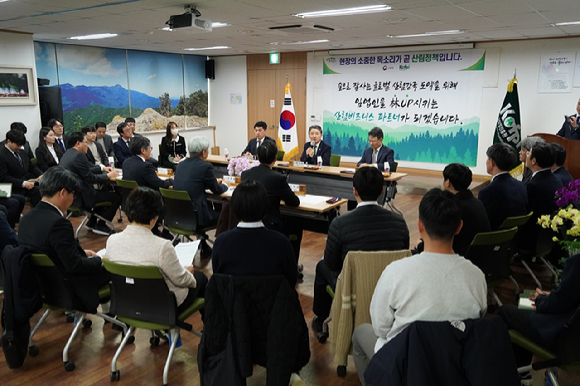 남성현 산림청장이 11일 서울 한국임업진흥원을 방문해 임업현장의 경쟁력 강화와 성과 창출 방안에 대해 논의하고 있다. [사진=산림청]