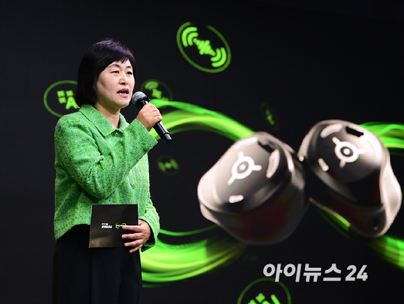 스위스 청각 솔루션 브랜드 '포낙(Phonak)'이 27일 오전 서울 중구 동대문디자인플라자(DDP)에서 충전식 맞춤형 보청기 '비르토 인피니오 R' 국내 출시 행사를 열었다. 이윤경 소노바코리아 대표가 환영사를 하고 있다. [사진=정소희 기자]