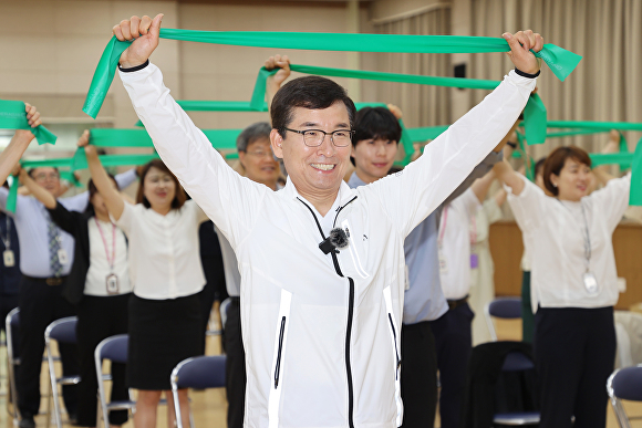 충북교육청 윤건영 교육감과 직원들이 31일 청내에서 열린 ‘건강 지킴이 함께해요’ 프로그램에 참여하고 있다. [사진=충북교육청]