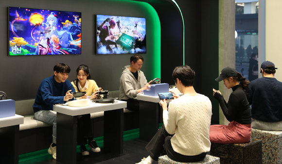 삼성 디지털프라자 홍대본점에 마련된 갤럭시 스튜디오에서 방문객들이 '갤럭시 S23 시리즈'로 고사양 게임을 즐기고 있다. [사진=삼성전자]