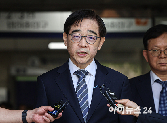 변호사 등록을 하지 않은 채 화천대유자산관리의 법률 상담을 하고 대가를 받은 혐의로 재판에 넘겨진 권순일 전 대법관이 11일 오전 서울 서초구 서울중앙지법에서 열린 1심에서 공소기각 선고를 받은 뒤 나서고 있다. [사진=사진공동취재단 ]