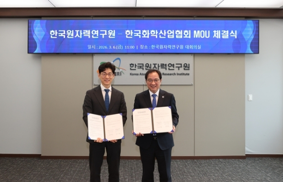 6일 한국원자력연구원에서 열린&lsquo;석유화학 산업 탄소중립 실현을 위한 고온가스로 활용 기술협력 업무협약&rsquo; 행사에서 엄찬왕(왼쪽) 한국화학산업협회 부회장과 임인철 한국원자력연구원 부원장이 기념 촬영을 하고 있다. [사진=한국화학산업협회]