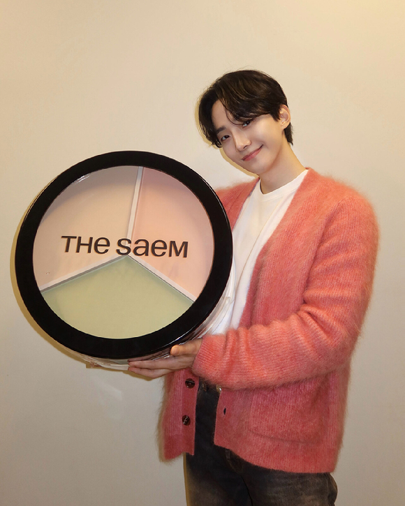 가수 겸 배우 이준호가 도쿄 팬 사인회에 임하고 있다. [사진=JYP엔터테인먼트]