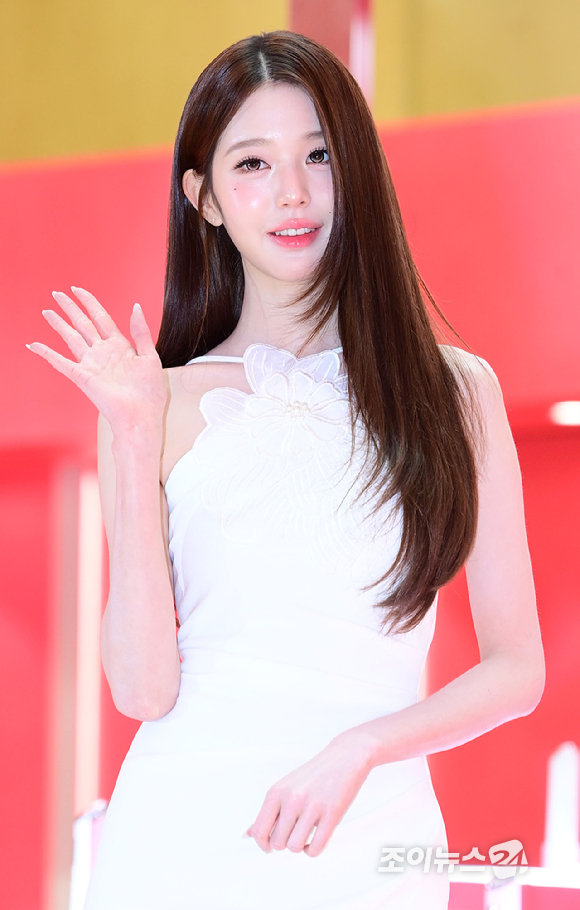 그룹 아이브(IVE) 장원영이 11일 서울 송파구 롯데백화점 에비뉴엘 잠실점에서 열린 글로벌 뷰티 브랜드 '메디큐브 에이지알' 팝업스토어 오픈 행사에 참석하고 있다. [사진=정소희 기자]