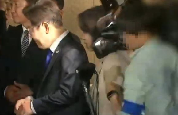 종합편성채널 MBN이 취재 과정에서 이재명 대통령 부인 김혜경 여사를 밀친 데 대해 사과의 뜻을 전했다. 사진은 한 영상 기자가 지난 3일 인천시 계양구 사저 밖에서 지지자들과 인사를 나누고 있는 김혜경 여사를 밀치고 가는 모습. [사진=YTN 보도화면 캡처]