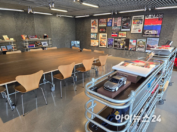 현대모터스튜디오 서울에 전시된 차세대 전동화 비전 'RN24 롤링랩'. [사진=김종성 기자]