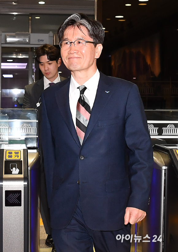 오동운 고위공직자범죄수사처장이 12일 오전 서울 여의도 국회 법제사법위원회 긴급현안질의 출석위해 국회로 들어서고 있다. [사진=곽영래 기자]