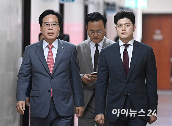 국민의힘 김용태 비상대책위원장과 송언석 원내대표가 19일 국회에서 열린 비리백화점 이재명 정부 인사청문회 대책회의에 참석하고 있다. [사진=곽영래 기자]