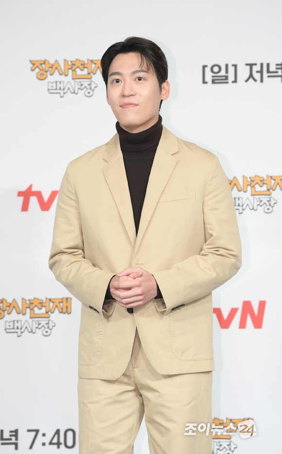 가수 존박이 29일 오전 서울 마포구 도화동 서울가든호텔에서 열린 tvN 신규 예능 '장사천재 백사장' 제작발표회에 참석하고 있다. [사진=정소희 기자]