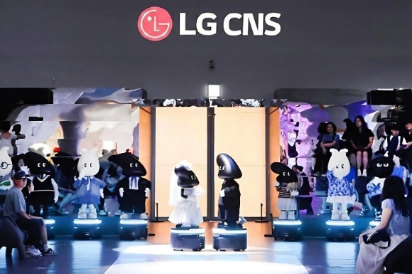 LG CNS 전시장을 찾은 관람객들이 AGV로봇 런웨이 퍼포먼스를 관람하는 모습. [사진=LG CNS]