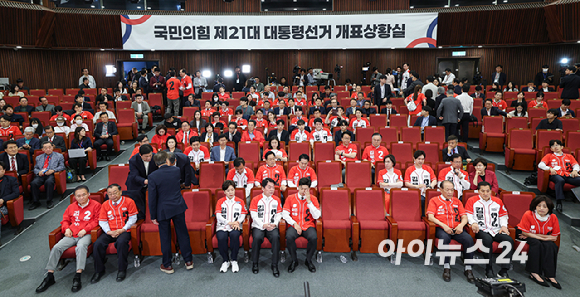 국민의힘 당 지도부가 3일 서울 여의도 국회 도서관에 마련된 국민의힘 개표 상황실에서 제21대 대통령 선거 방송3사 출구조사 결과를 지켜보다 굳은 표정으로 상황실을 떠나고 있다. [사진=정소희 기자]