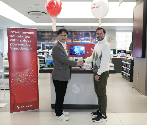 돈 맥과이어 퀄컴 총괄 부사장 겸 최고마케팅책임자(CMO, 오른쪽)와 김보경 롯데하이마트 상품본부장이 롯데하이마트 잠실점에서 기념 촬영하고 있다. [사진=퀄컴]