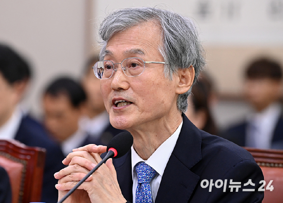 조희대 대법원장이 6일 서울 여의도 국회에서 열린 국회 법제사법위원회의 대법원 등 국정감사에서 의원 질의에 답변하고 있다. [사진=곽영래 기자]