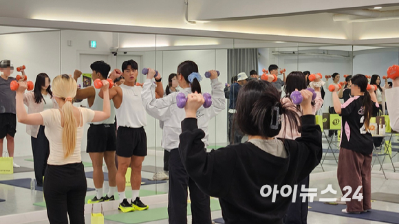 21일 서울 강남구의 한 연습실에서 열린 CJ올리브영 '올리브 클래스'에서 보디빌더 겸 방송인 마선호의 일일 퍼스널 트레이닝이 진행되고 있다. [사진=진광찬 기자]