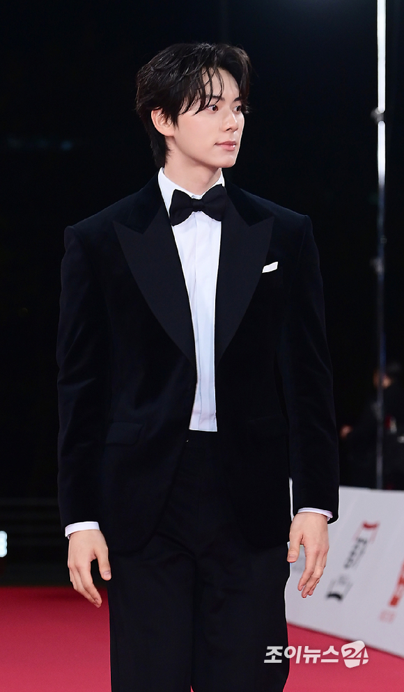 배우 이채민이 19일 오후 서울 영등포구 여의도 KBS홀에서 열린 제46회 청룡영화상 레드카펫 행사에 참석하고 있다. [사진=정소희 기자]