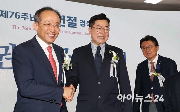 박찬대 더불어민주당 당대표 직무대행(오른쪽)과 추경호 국민의힘 원내대표가 17일 국회에서 열린 제76주년 제헌절 경축식에서 악수하고 있다. [사진=곽영래 기자]