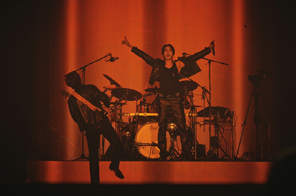 밴드 씨엔블루가 서울 티켓링크 라이브 아레나(구 올림픽공원 핸드볼경기장)에서 2026 CNBLUE LIVE '3LOGY'(2026 씨엔블루 라이브 '쓰릴로지')를 개최하고 관객들을 만나고 있다. [사진=FNC엔터테인먼트]