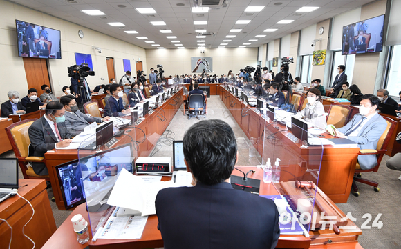 지난 6일 서울 여의도 국회에서 방송통신위원회·방송통신심의위원회 등에 대한 과학기술정보방통신위원회 국정감사가 진행되고 있는 모습. [사진=김성진 기자]