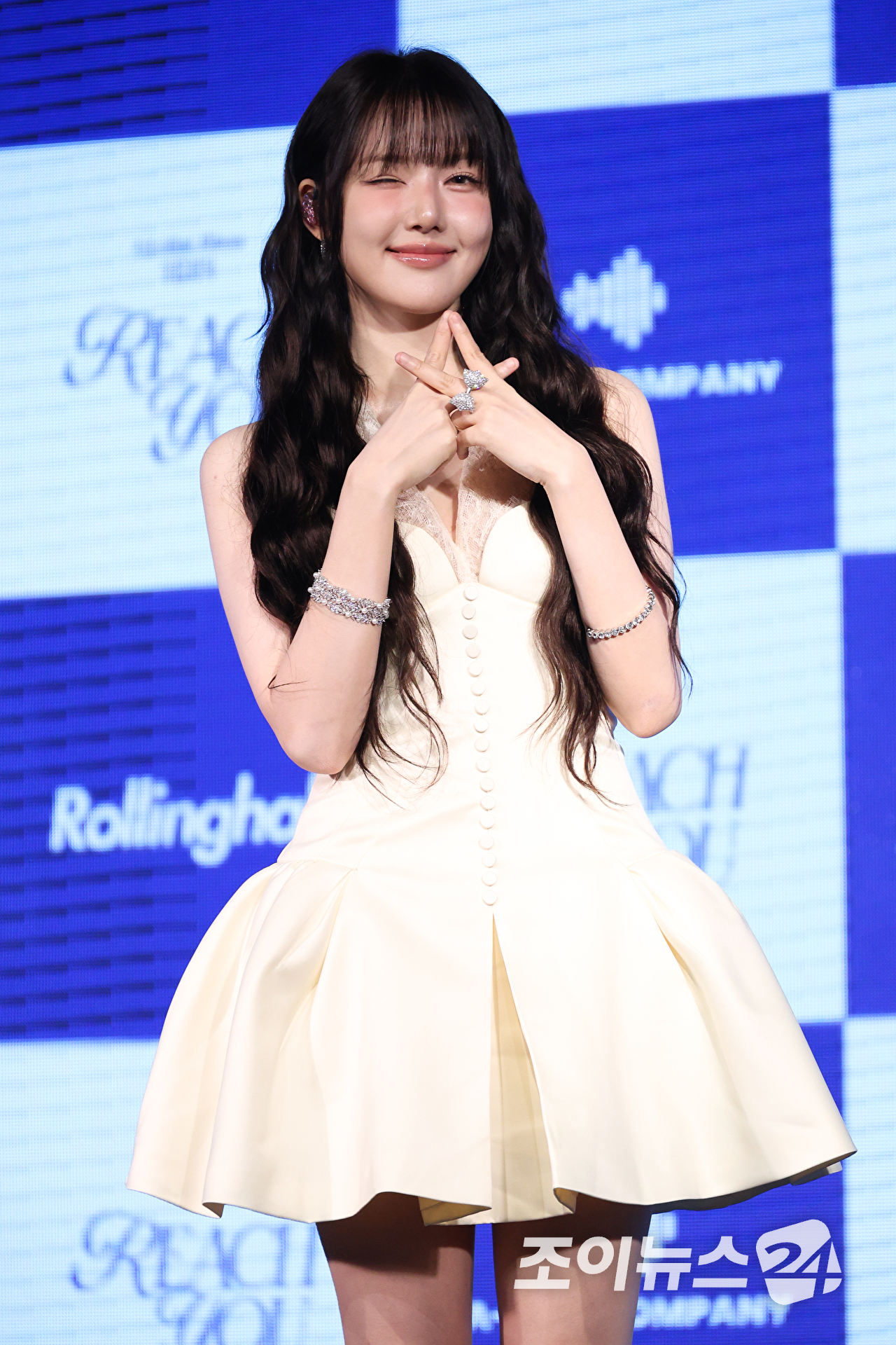 가수 예린이 9일 오후 서울 마포구 서교동 홍대 롤링홀에서 열린 네 번째 미니앨범 '리치 유'(REACH YOU) 발매 기념 쇼케이스에 참석해 포즈를 취하고 있다. [사진=문수지 기자]