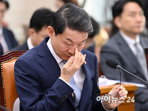 이억원 금융위원장이 20일 서울 여의도 국회 정무위원회에서 열린 금융위원회 등에 대한 국정감사에서 안경을 고쳐쓰고 있다. [사진=곽영래 기자]