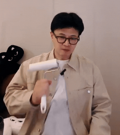 한동훈 전 국민의힘 대표가 먼지 제거용 테이프인 '돌돌이'를 얼굴에 문지르는 영상이 뒤늦게 화제가 되고 있다. 사진은 한 전 대표. [사진=한동훈 유튜브]