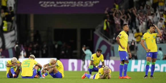 브라질 축구대표팀 선수들이 10일(한국시간) 열린 2022 카타르월드컵 크로아티아와 8강전 승부차기에서 패한 뒤 그라운드에 주저앉아 슬픔을 감추지 못하고 있다. [사진=뉴시스]