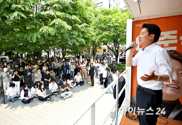 이준석 개혁신당 대선 후보가 30일 오후 서울 마포구 경의선 숲길에서 유세를 하고 있다. [사진=곽영래 기자]