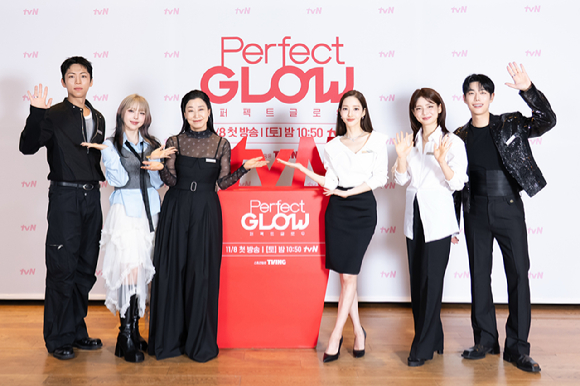 배우 주종혁, 뷰티 인플루언서 포니, 배우 라미란, 김상아 PD, 박민영, 헤어디자이너 차홍, 뷰티 크리에이터 레오제이가 6일 오전 온라인 중계로 진행된 tvN '퍼펙트 글로우' 제작발표회에 참석해 포즈를 취하고 있다. [사진=tvN]