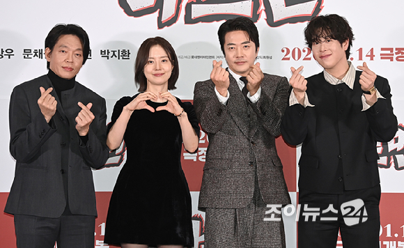 배우 박지환, 문채원, 권상우, 표지훈이 8일 오후 서울 송파구 신천동&nbsp;롯데시네마 월드타워점에서 열린 영화 '하트맨' 시사회에서 포토타임을 갖고 있다. [사진=곽영래 기자]