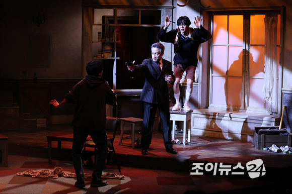 배우 최석진이 19일 오후 서울 종로구 동숭동 대학로티오엠에서 진행된 연극 '오펀스' 프레스콜에 참석해 열연을 펼치고 있다. [사진=문수지 기자]