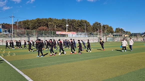  경상남도 고성군 스포츠타운 내 축구장에서 선수들이 동계전지훈련을 하고 있다. [사진=경상남도 고성군] 