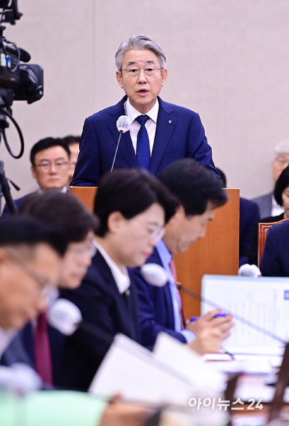 강호동 농협중앙회장이 18일 오전 서울 여의도 국회 농림축산식품해양수산위원회에서 열린 농업협동조합중앙회·농협경제지주·농협금융지주 국정감사에서 업무보고를 하고 있다.  [사진=곽영래 기자]