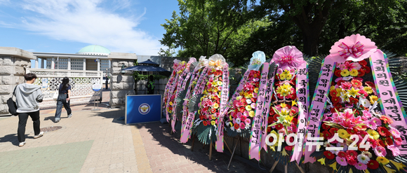 7일 오전 국회 정문 앞 담장에 이재명 더불어민주당 의원의 첫 출근을 축하하는 화환이 놓여 있다. [사진=정소희 기자]