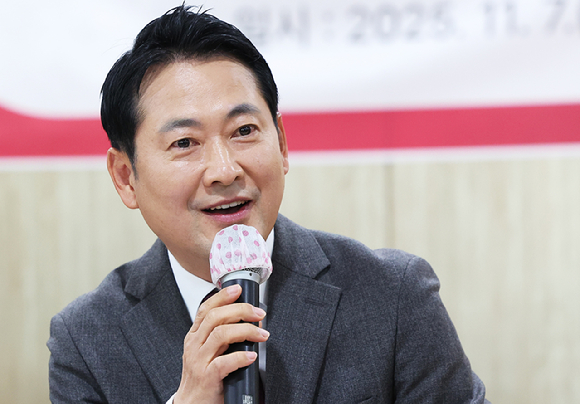 국민의힘 장동혁 대표가 7일 경기도 용인시 수지구의 한 아파트 단지에서 열린 '부동산 정책 정상화 특별위원회-부동산 대책 경기도 현장 간담회'에서 발언하고 있다. [사진=연합뉴스]