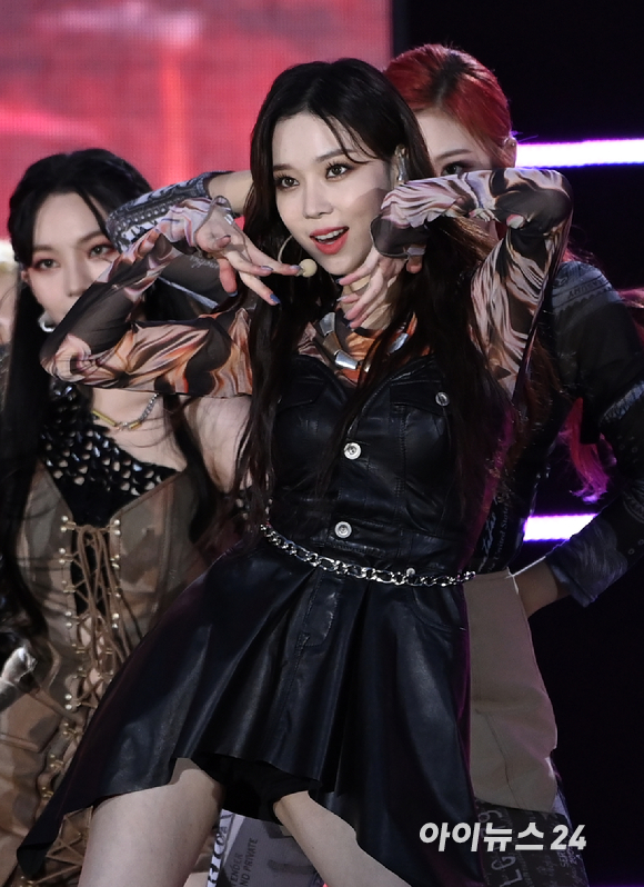 그룹 에스파 윈터가 26일 오후 서울 마포구 성산동 서울월드컵경기장에서 진행된 제27회 드림콘서트 레드카펫에 참석해 공연을 하고 있다.글로벌 온라인 온택트 콘서트로 개최되는 제27회 드림콘서트는 NCT DREAM, aespa, 오마이걸, 브레이브걸스, 모모랜드, 있지, 골든차일드, 김재환, ACE, 포르테 디 콰트로, 하성운 등이 출연해 축제의 장을 만들 예정이다. [사진=김성진 기자]