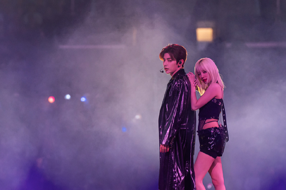 그룹 아이들 우기, 제로베이스원 장하오가 지난 1일(현지시간)부터 3일까지 미국 로스앤젤레스 크립토닷컴 아레나에서 열린 K-팝 팬&아티스트 페스티벌 '케이콘 엘에이 2025(KCON LA 2025)' 무대에서 열띤 공연을 펼치고 있다. [사진=CJ ENM]