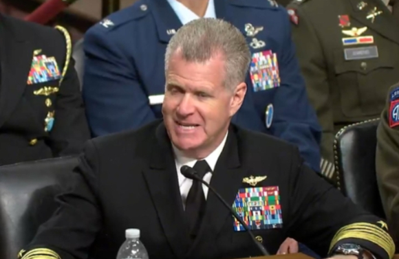 지난 2020년 김정은 북한 위원장이 손가락을 들어 간부들이 앉아 있는 쪽을 가리키고 있다. [사진=연합뉴스]