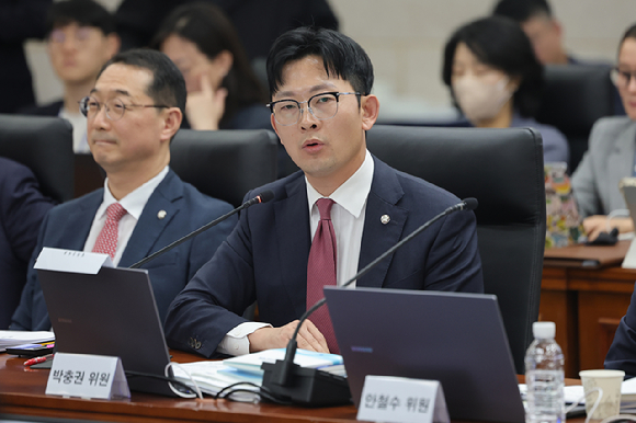 국민의힘 박충권 의원이 7일 서울 종로구 남북회담본부에서 열린 외교통일위원회 국정감사에서 정동영 통일부 장관에게 질의하고 있다. 2026.10.7 [사진=연합뉴스]