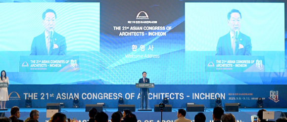 유정복 인천광역시장이 8일 송도컨벤시아에서 열린 '제21차 인천 아시아건축사대회 환영 만찬'에서 환영사를 하고 있다. [사진=인천시]