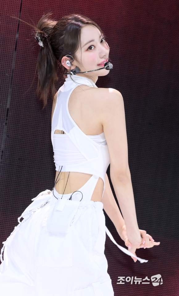 그룹 르세라핌 사쿠라가 17일 오후 서울 서대문구 연세대학교 백주년기념관에서 진행된 르세라핌(LE SSERAFIM) 두 번째 미니앨범 '안티프래자일(ANTIFRAGILE)' 발매 기념 쇼케이스에서 멋진 무대를 선보이고 있다. [사진=정소희 기자]