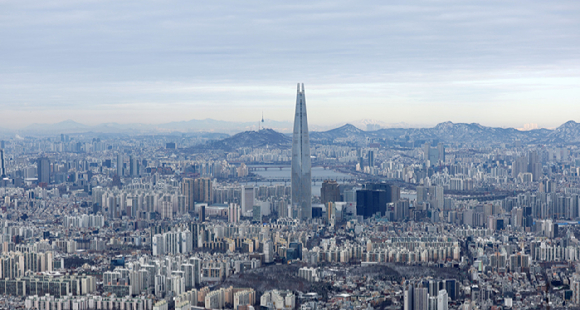 수요일인 13일은 전국이 대체로 맑은 가운데 낮에 기온이 빠르게 오르며 일교차가 15도 내외로 크겠다. 지난달 23일 경기 광주시 남한산성에서 바라본 서울이 탁 트인 모습을 보이고 있다. [사진=뉴시스]