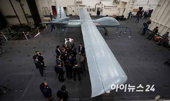 12일 포항 해상에 위치한 해군 독도함에서 실시된 '대형플랫폼 함정 무인기 운용 전투 실험' 에서 미국 제너럴 아토믹스(General Atomics)에서 개발 중인 고정익 무인기 모하비(Mojave)가 이륙을 준비하고 있다. [사진=사진공동취재단]