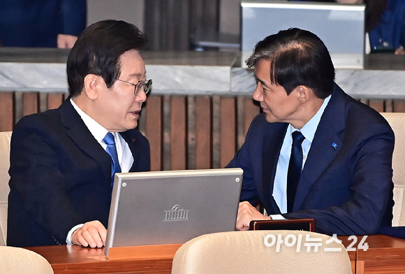 이재명 더불어민주당 대표가 지난 2024년 8월 21일 오후 서울 여의도 국회에서 조국 조국혁신당 대표를 예방. 기념촬영을 하고 있다. [사진=곽영래 기자]