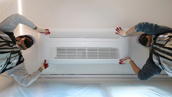설치 기사들이 '삼성 인테리어핏 키트'를 활용해 비스포크 무풍 시스템에어컨을 설치하고 있다. [사진=삼성전자]