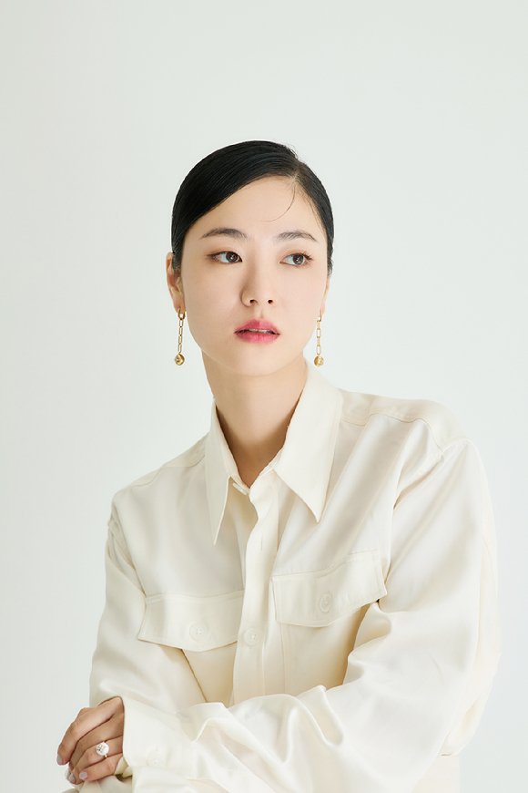배우 전여빈이 영화 '거미집'(감독 김지운) 인터뷰에 앞서 포즈를 취하고 있다. [사진=바른손이앤에이]
