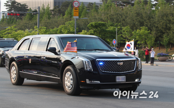 한국을 공식 방문한 조 바이든 미국 대통령의 탑승 차량이 20일 경기 평택 삼성전자 반도체 공장으로 향하고 있다. [사진=사진공동취재단]