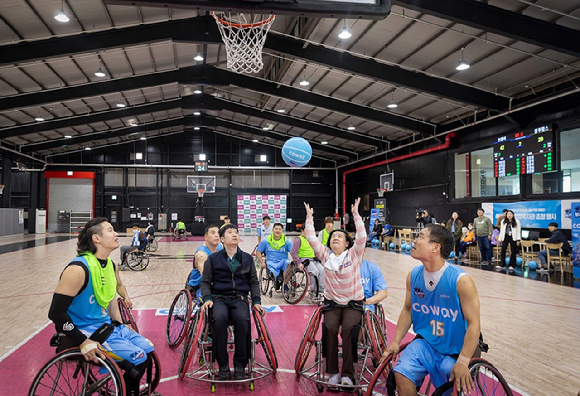 16일 남양주에 있는 코웨이 블루휠스 훈련장에서 초청 행사에 참가한 에덴장애인종합복지관 소속 발달장애인들이 휠체어농구를 체험하고 있다. [사진=코웨이]