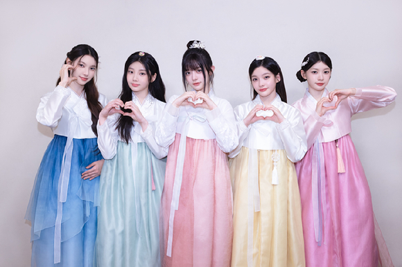 추석 맞은 아일릿, 5人5色 한복 자태…&quot;마음 충전하는 시간 되길&quot;